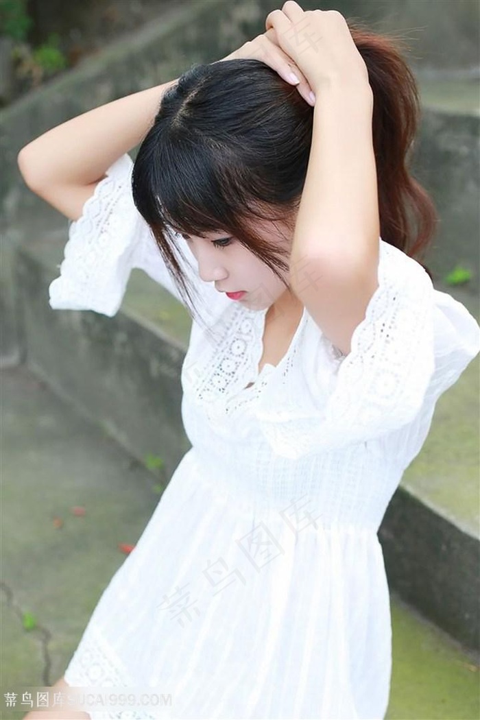 扎起马尾的清纯美女图片