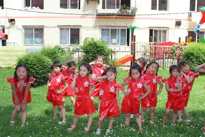 草地上一群跳舞的小女孩