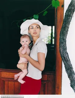 抱着吃手婴儿的女人 抱着吃手婴儿的女人