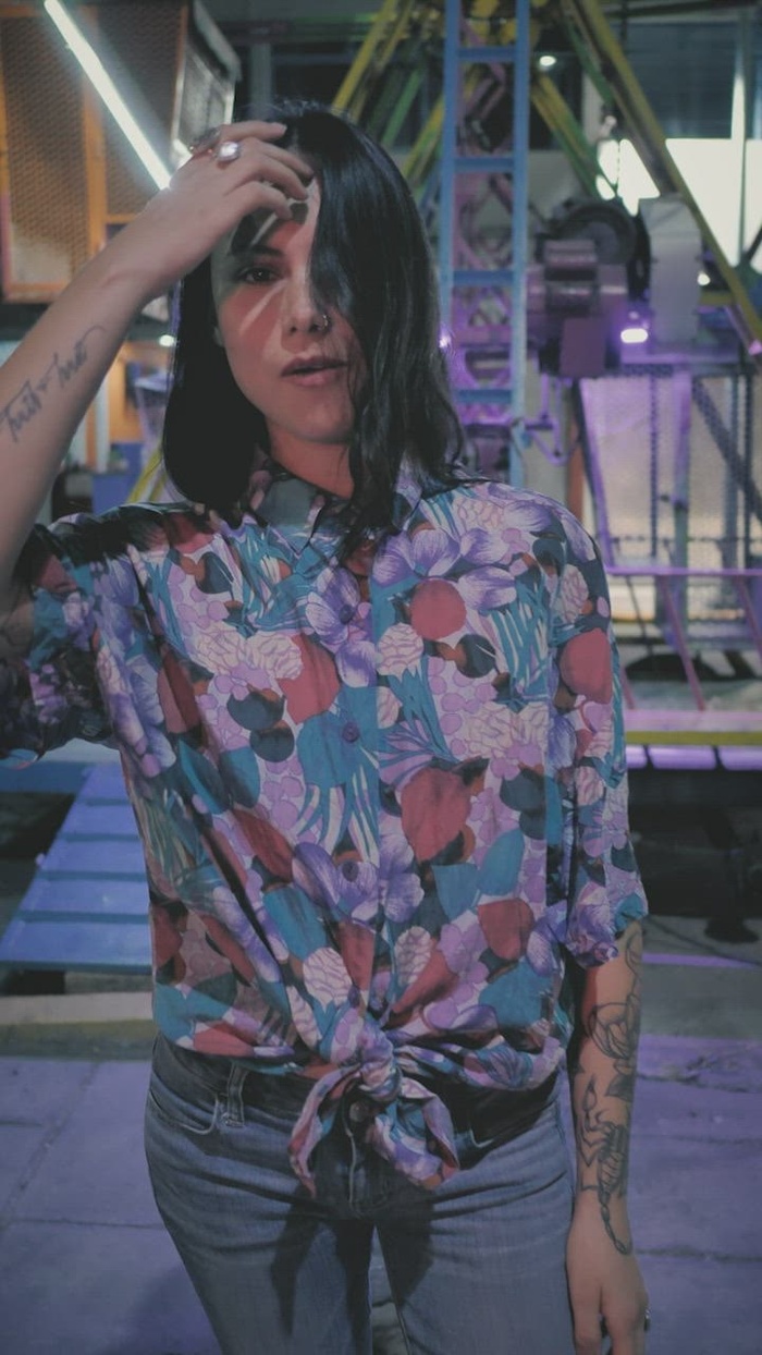 走到照相机的都市时髦女孩