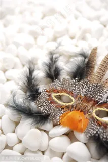 放在鹅卵石上的面具特写