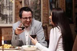 交谈开心的情侣