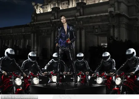 舞台上拿着红酒的美女和边上的机车男