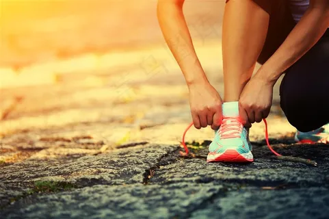 系鞋带的人物素材高清图片