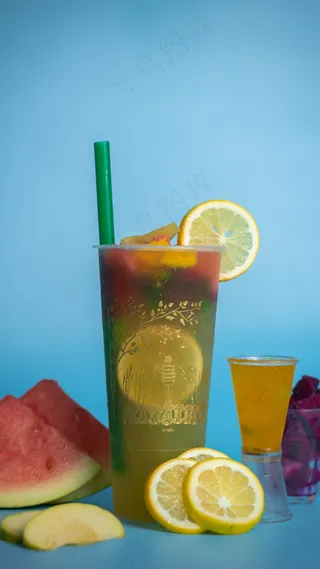 清爽夏季果汁饮品摄影照片