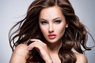 披肩卷发红唇美女写真摄影