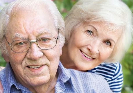 幸福的老年夫妻摄影图片