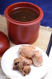 松茸炖土鸡的美食图片