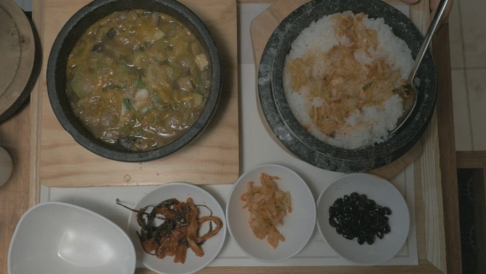 晚餐享用传统韩国料理