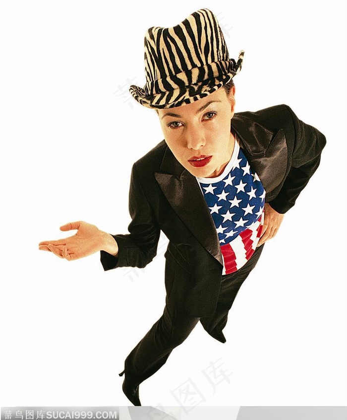滑稽表情-穿黑西装戴豹纹帽的外国女人做邀请手势