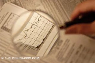 手拿放大镜照着股市曲线