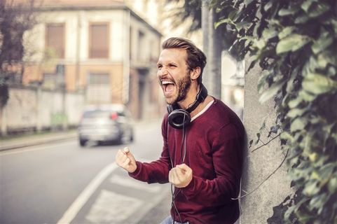 开心大笑的国外男人