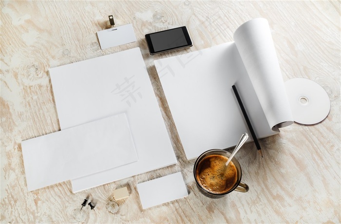 木桌上的白纸跟咖啡