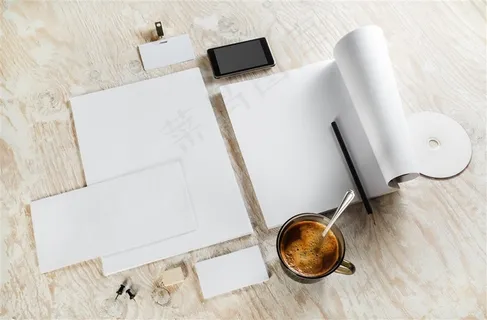 木桌上的白纸跟咖啡