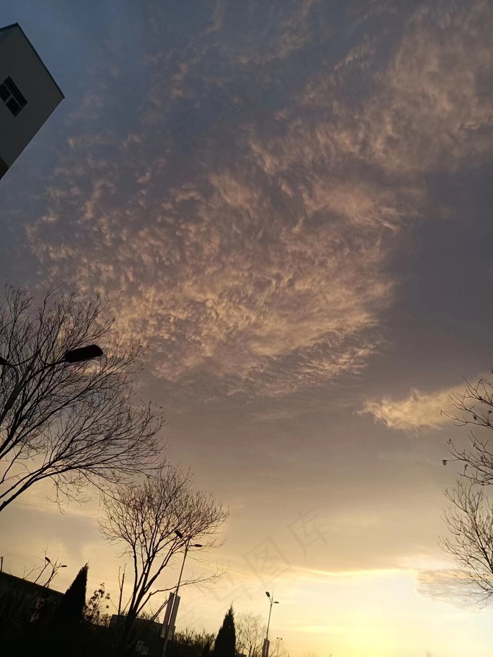 黄色简约风天空活动海报