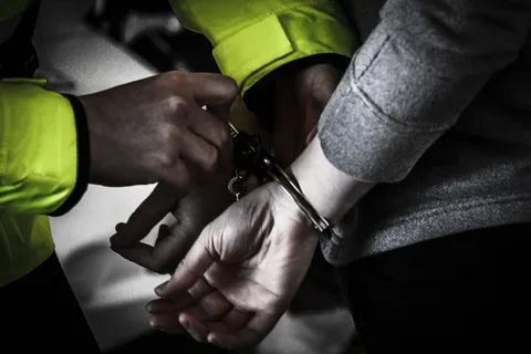 警察逮捕嫌犯戴手铐图片 警察逮捕嫌犯戴手铐图片