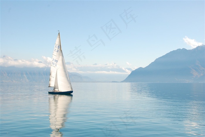 海上的帆船图片
