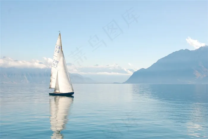 海上的帆船图片