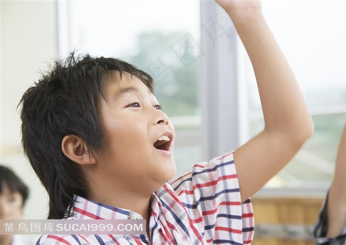 举手的小孩图片