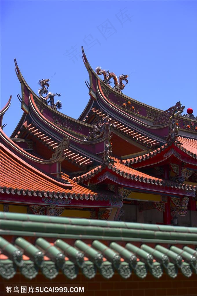 古建筑-屋檐翘起的角和龙纹立体雕塑