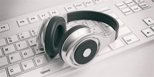 电脑键盘上的耳麦高清图片 电脑键盘上的耳麦高清图片