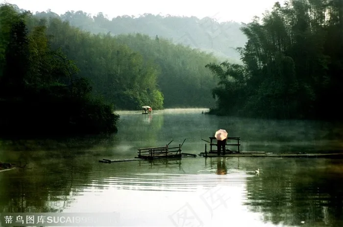 竹林风景-竹林山丘中间的小河里泛起的小舟