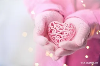 唯美粉色系手捧爱心图片