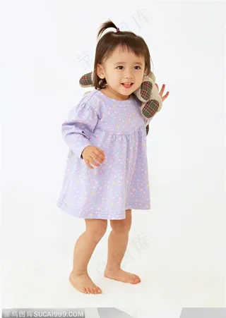 婴儿幼儿-拿着小熊玩具的小女孩