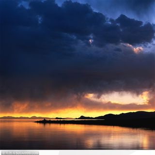 迷人霞光-湖面上一线美丽的霞光