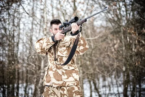 举枪射击的军人