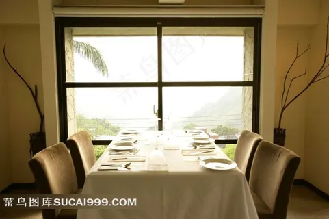 逆光的落地窗边餐桌