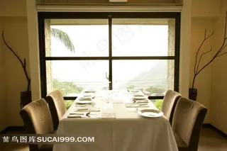 逆光的落地窗边餐桌