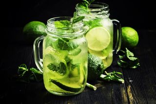 桌子上的柠檬茶