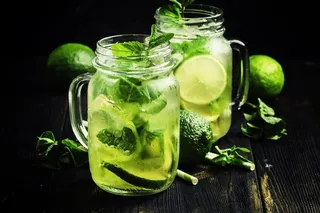 桌子上的柠檬茶