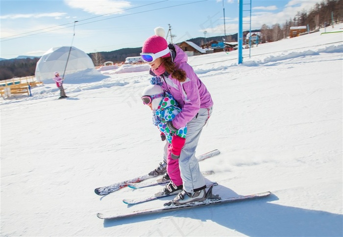 带小孩滑雪的美女