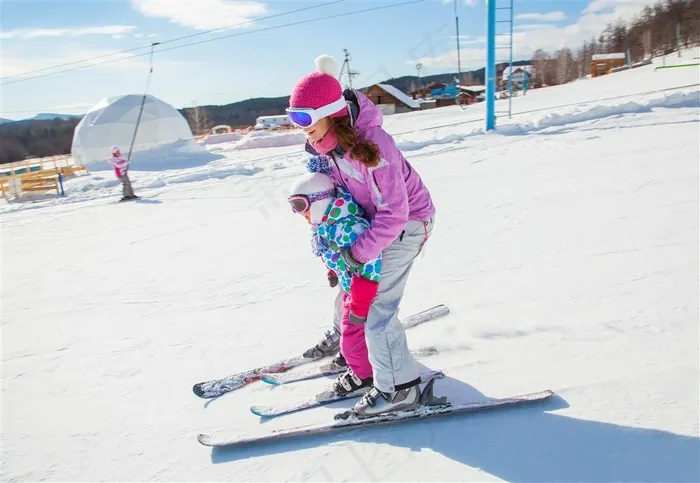 带小孩滑雪的美女