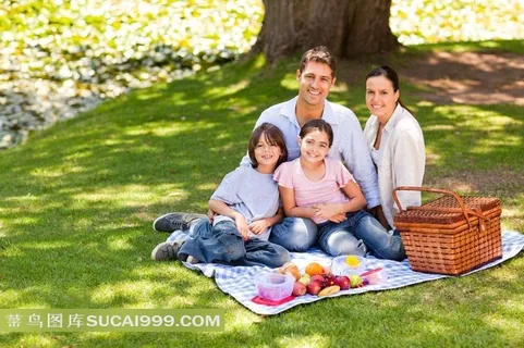 一家人在草地上野餐