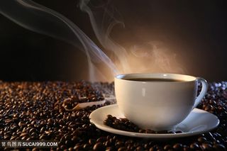 在咖啡豆上冒着热气的咖啡高清