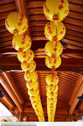 成排的黄色灯笼