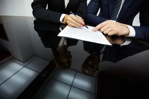 正在签署合同的商务人士高清素材 正在签署合同的商务人士高清素材