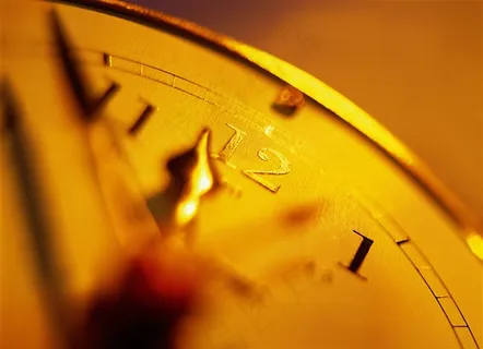 金色表盘正午十二点钟表图片 金色表盘正午十二点钟表图片