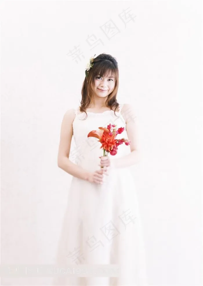 手拿鲜花的婚纱新娘