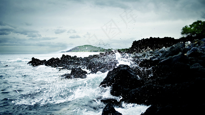海浪拍打石头