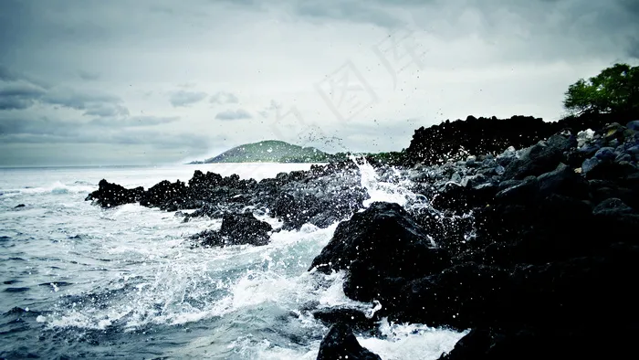 海浪拍打石头
