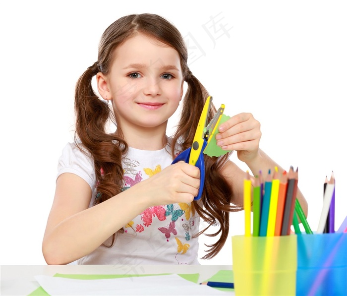 正在剪纸的可爱女孩