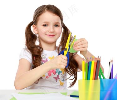 正在剪纸的可爱女孩