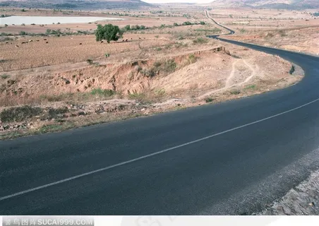 荒芜的黄土地和水泥公路