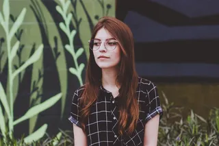 长发眼镜美女图片