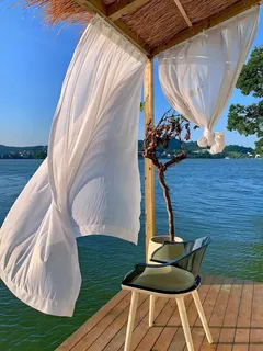 海边小屋下的椅子