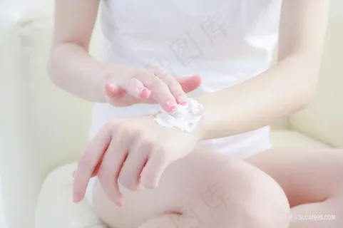 擦防晒霜的美女特写 擦防晒霜的美女特写